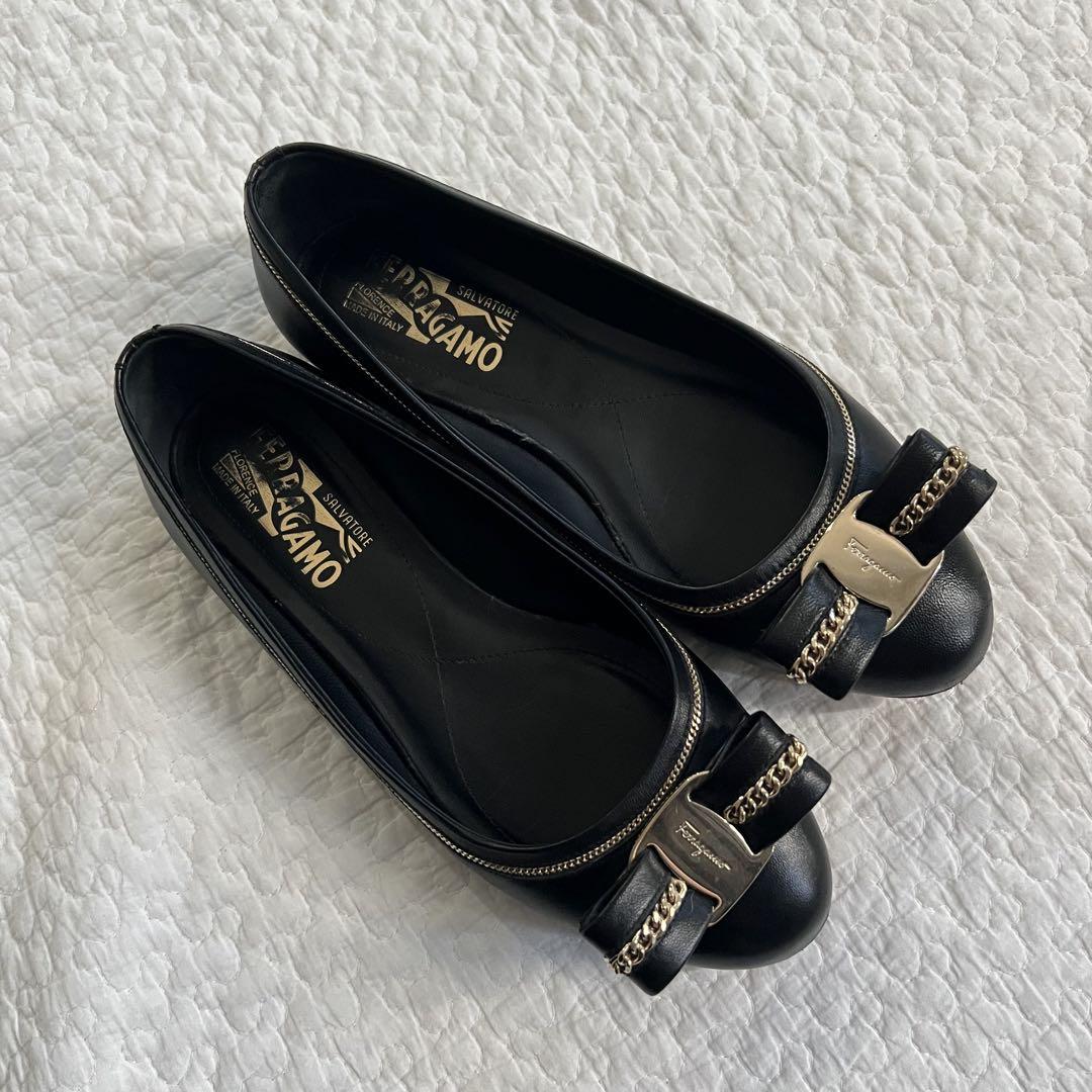 美品SalvatoreFerragamo VARINA LUX フラットシューズ