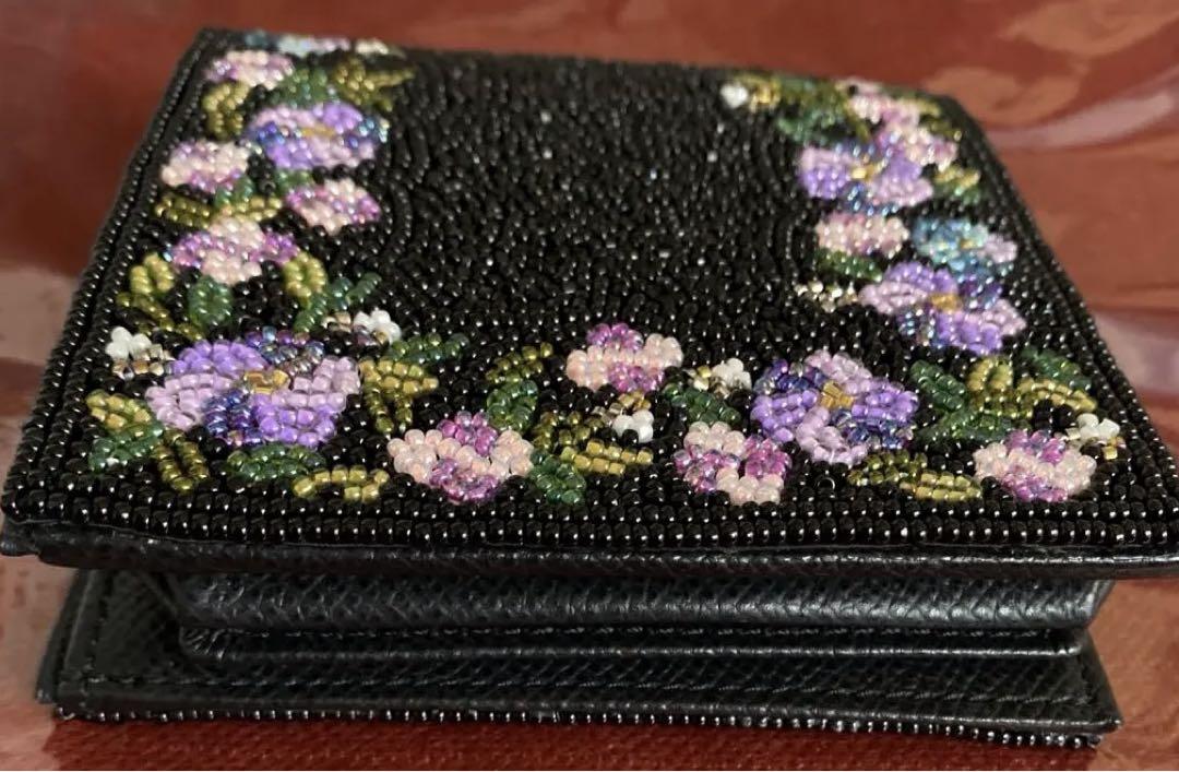 新品　未使用　高級　入手困難 柏ビーズ 折り財布 総ビーズ 刺繍 黒×紫系花柄