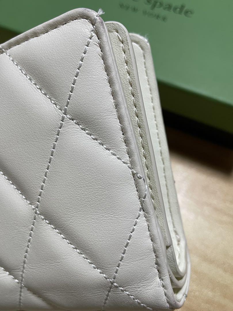 直営店購入　kate spade レザー財布　ケイトスペード　折り財布　キャリー