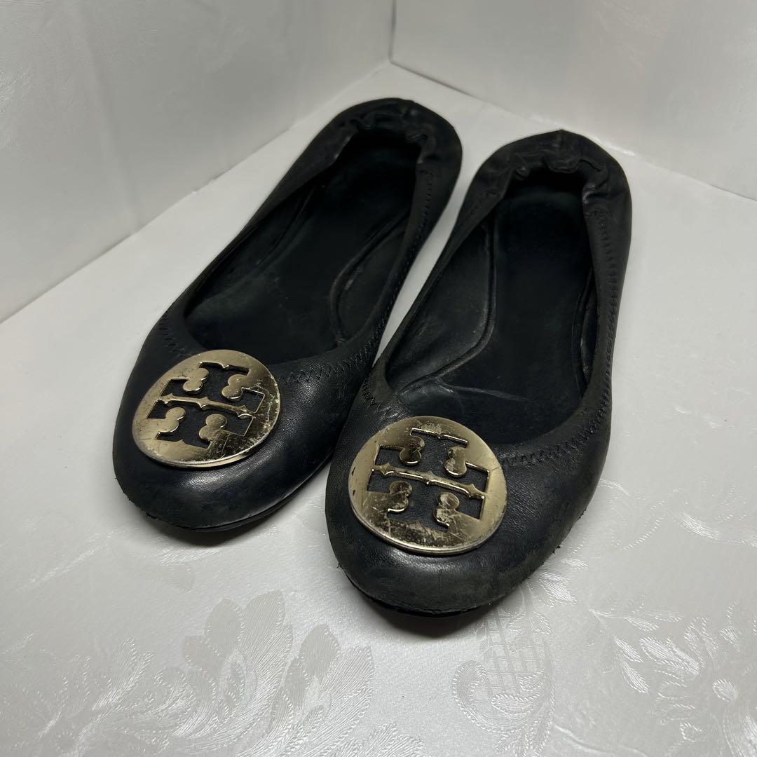 【箱付き】トリーバーチ　靴　23.5 革　フラットシューズ トリーバーチ フラットシューズ 黒 ロゴ金具 23.5cm レザー Reva
