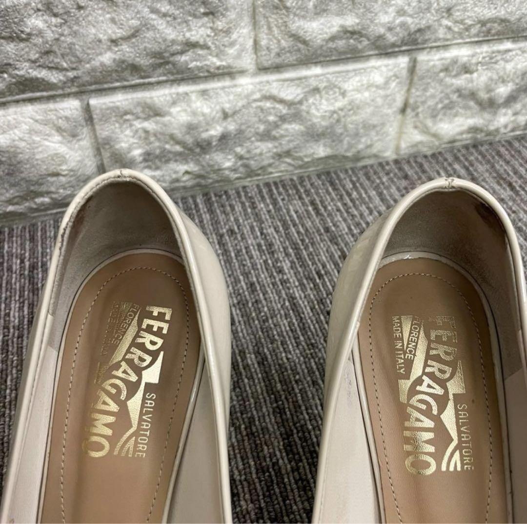 ferragamo　フェラガモ　ヴァラ　リボン　エナメル　パンプス