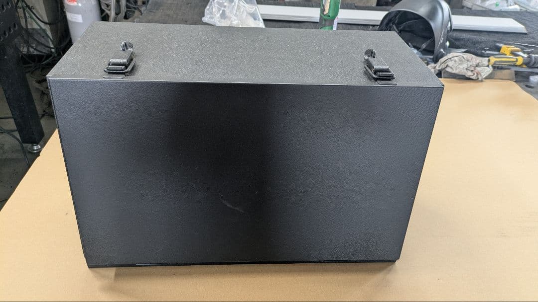 トラック　鉄製の工具箱