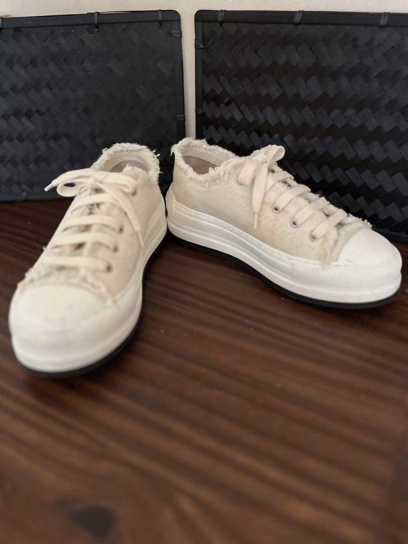 dior ロゴが可愛いデニムのスニーカー