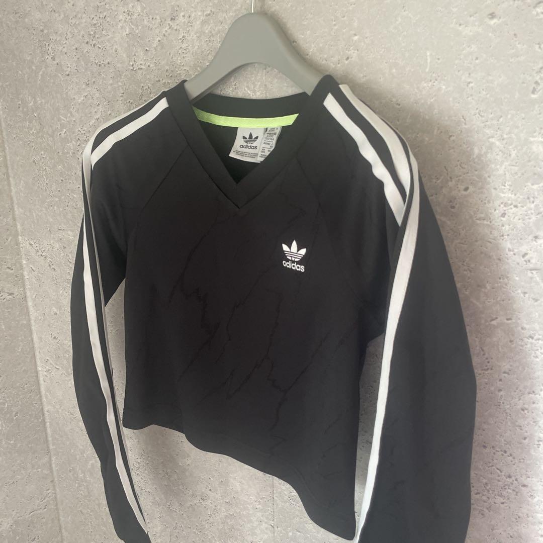 新作 adidas ブラック 長袖 クロップドトップス XS トップス