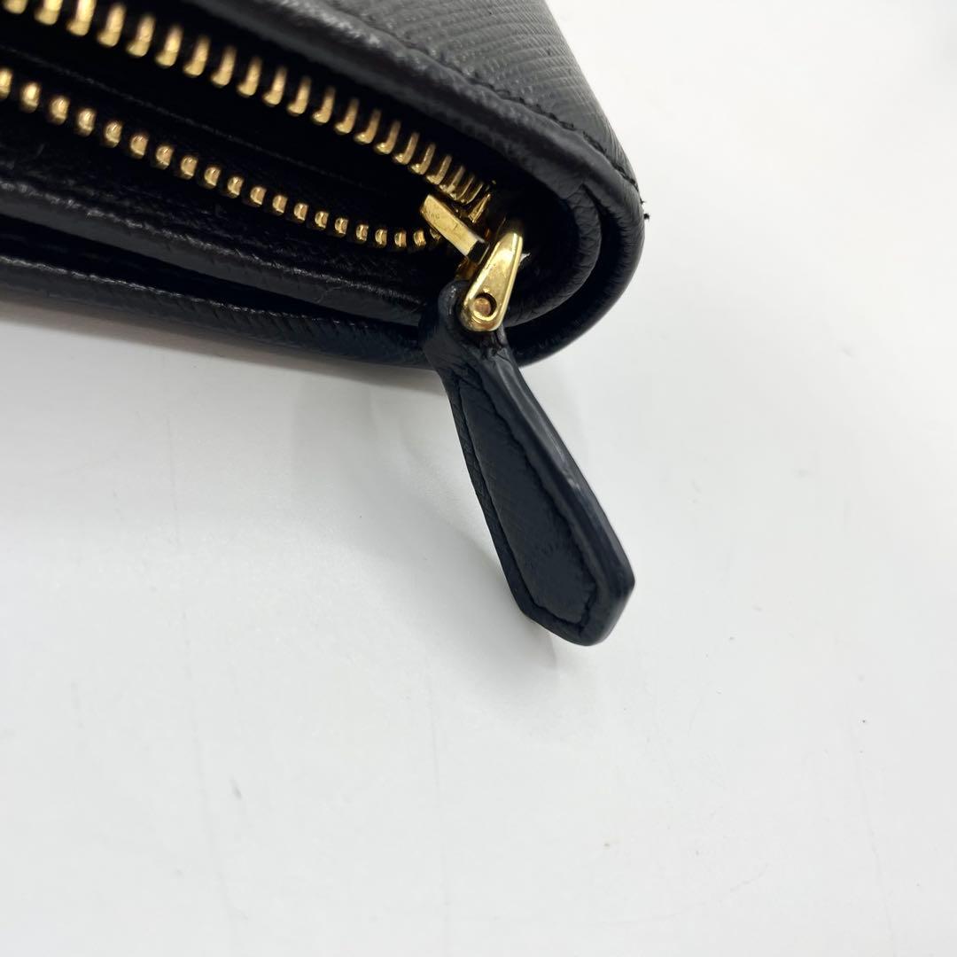 プラダ 二つ折り財布 ブラック サフィアーノレザー ウォレット 金ロゴ 黒 プラダ 二つ折り財布 ブラック サフィアーノレザー ウォレット 金ロゴ 黒