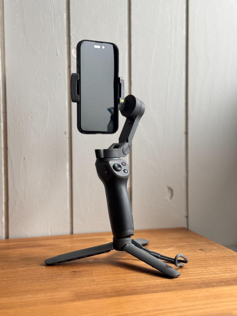 Osmo Mobile 3　/ グリップ式３脚、専用キャリーケース、ポーチ付き