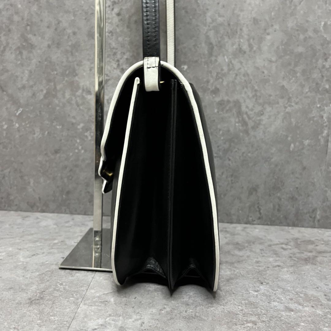 美品　ヴァレンティノガラヴァーニ　ショルダーバッグ　オールレザー　黒　ロゴ型押し