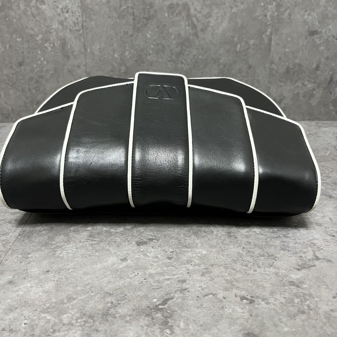 美品　ヴァレンティノガラヴァーニ　ショルダーバッグ　オールレザー　黒　ロゴ型押し