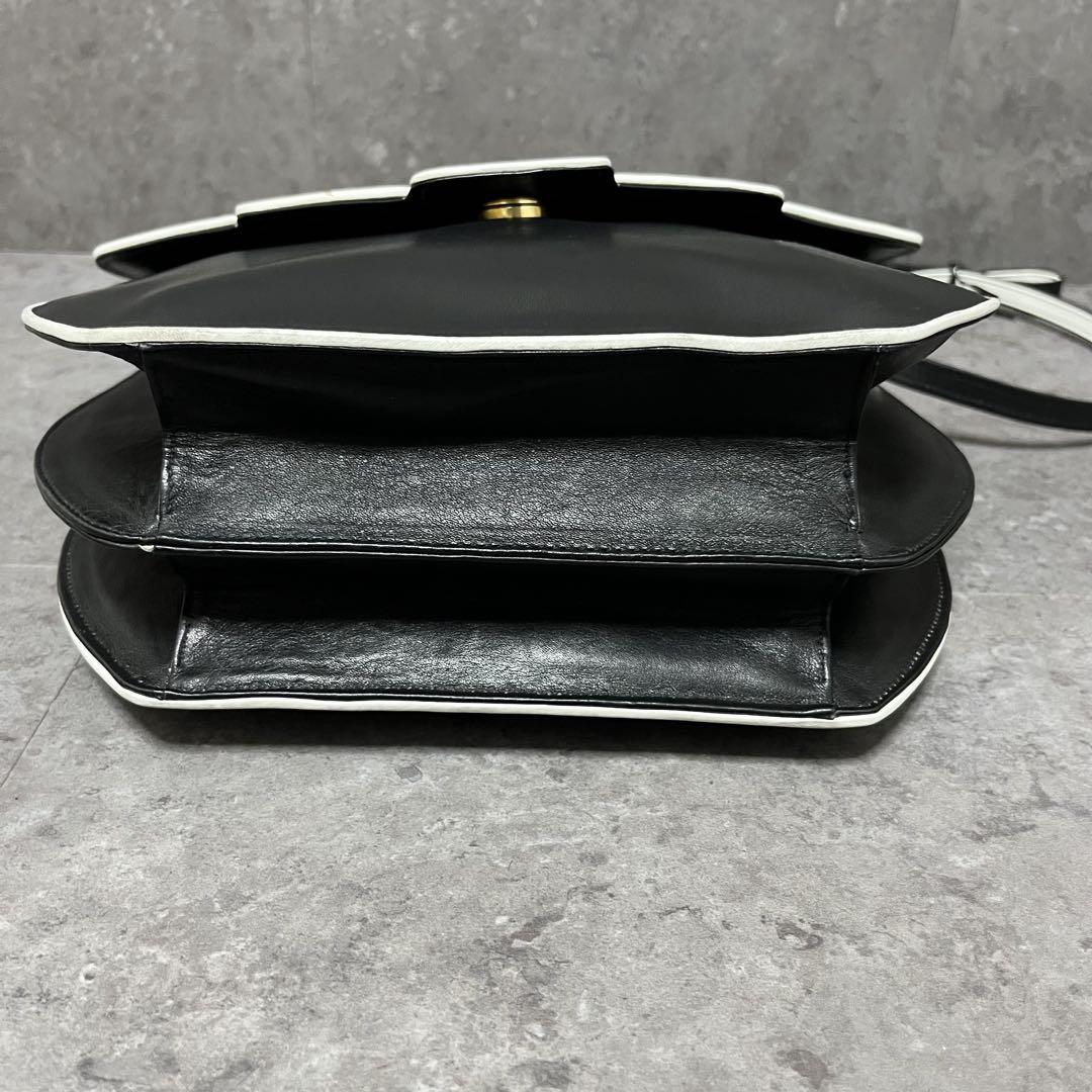 美品　ヴァレンティノガラヴァーニ　ショルダーバッグ　オールレザー　黒　ロゴ型押し