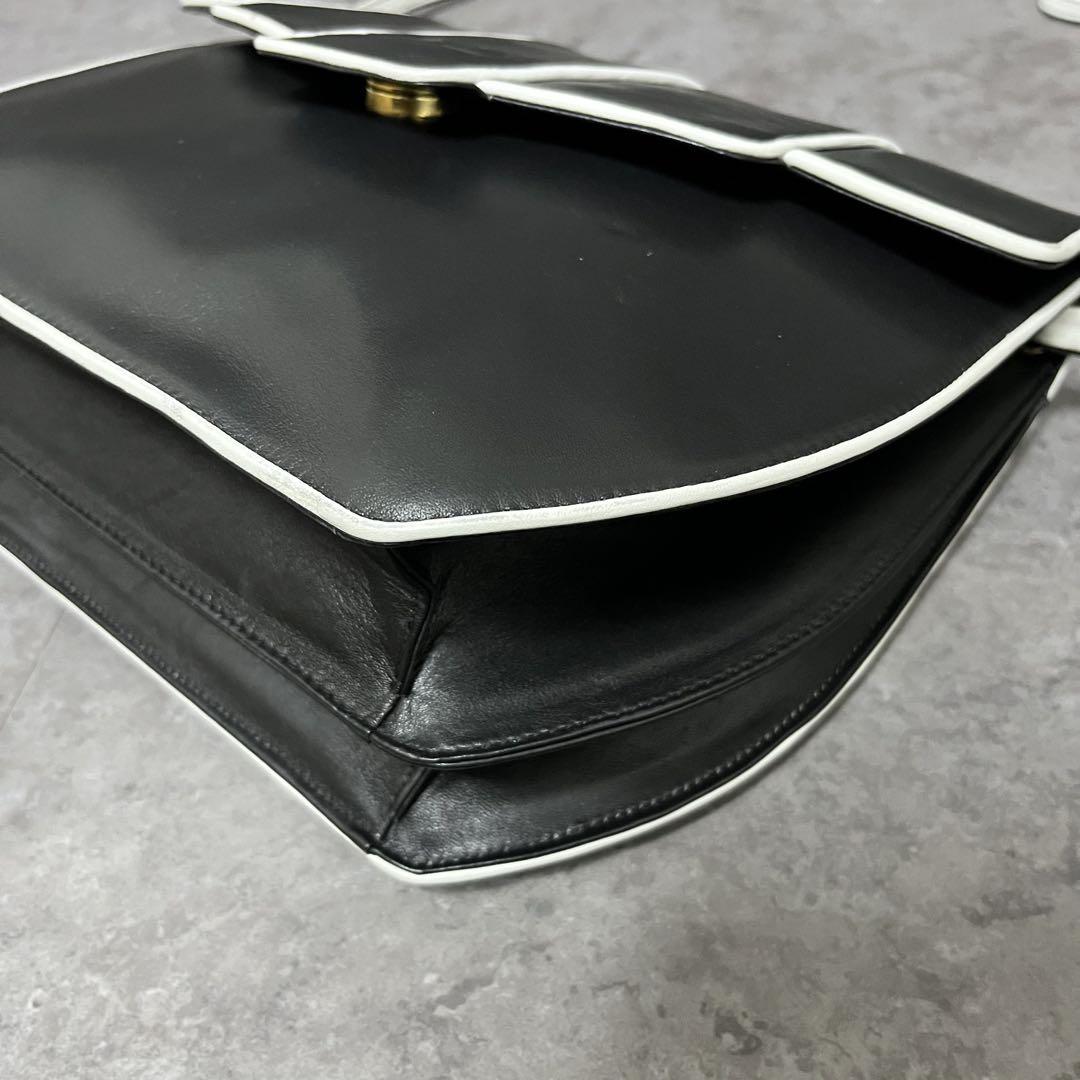 美品　ヴァレンティノガラヴァーニ　ショルダーバッグ　オールレザー　黒　ロゴ型押し