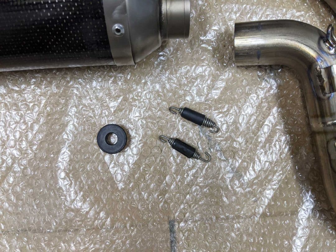 アクラポビッチ チタンオーバルカーボンマフラー(DUCATI S2R1000