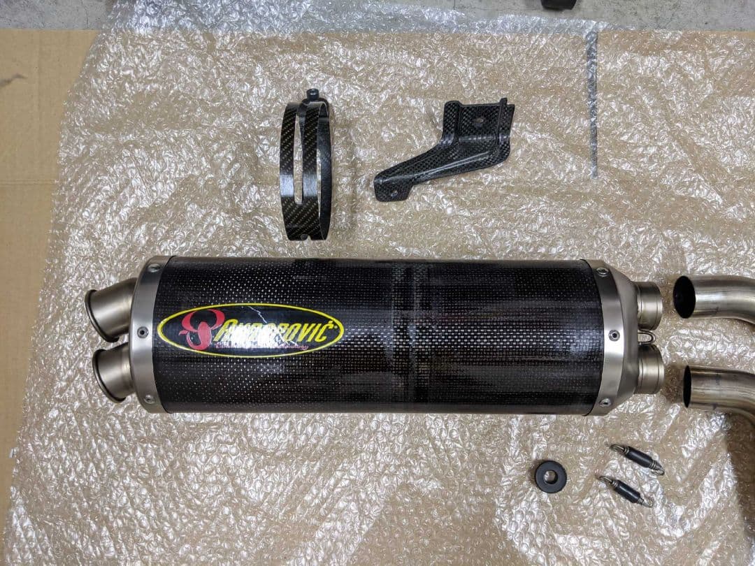 アクラポビッチ チタンオーバルカーボンマフラー(DUCATI S2R1000