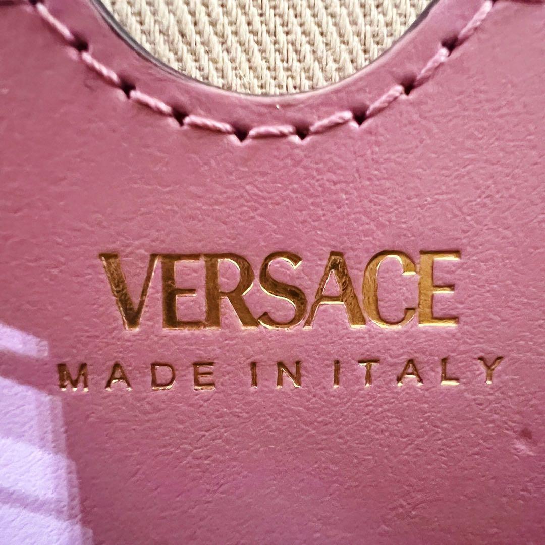 VERSACE オールオーバー スモール ショルダーバッグ ピンク VERSACE オールオーバー ラージ トートバッグ ピンク (VERSACE