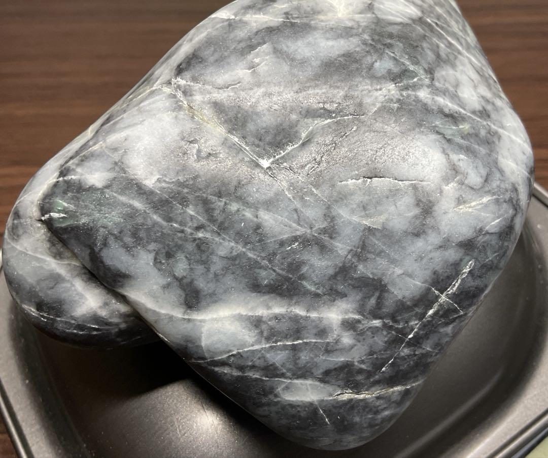 ［黒×白の金山谷翡翠］　細かい結晶びっしり　糸魚川翡翠726g ヒスイひすい