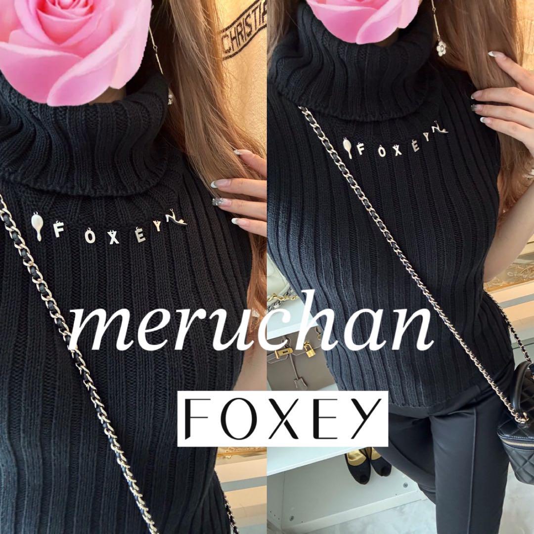 美品】FOXEY♡ロゴチャーム付き タートルネックノースリーブ