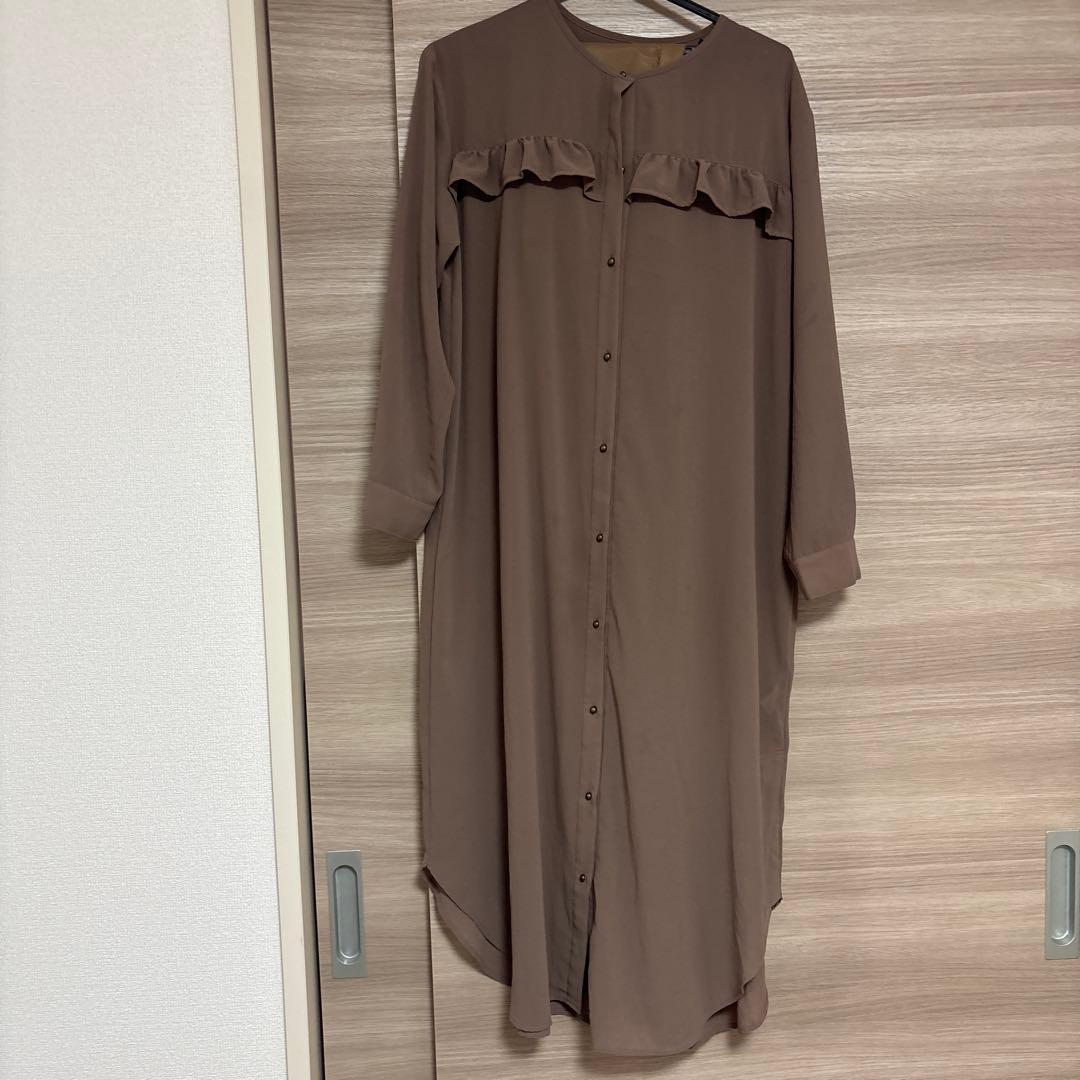 エトレリーブラウン フリル付きロングシャツワンピースワンピース