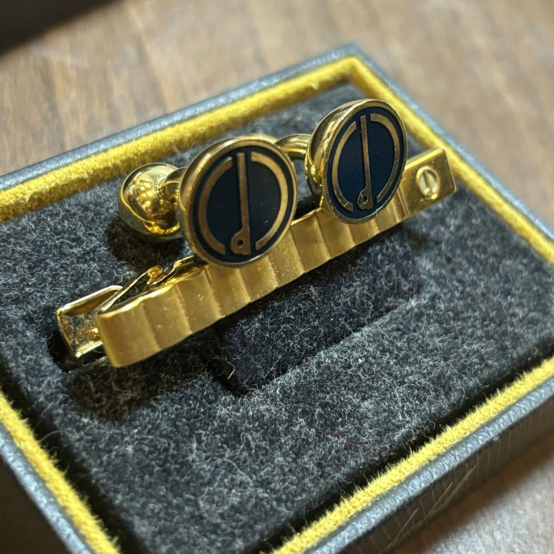 dunhill ゴールド ネクタイピン ケース付き 。最終値下げ。 dunhill ゴールド ネイビー カフリンクス ネクタイピン ケース