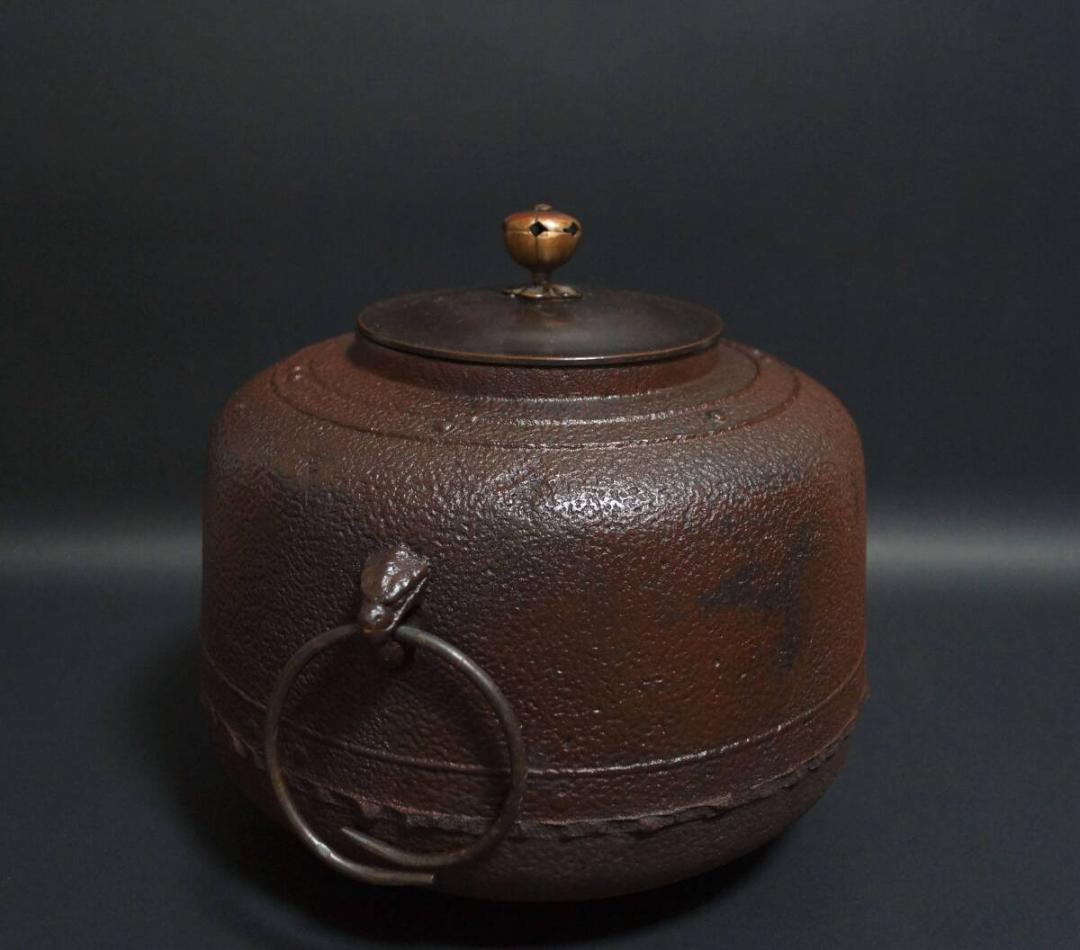 茶道具 万代屋釜 鉄釜 風炉釜 双龍耳 銅製蓋 釜環付 重さ4.7ｋg★時代物★