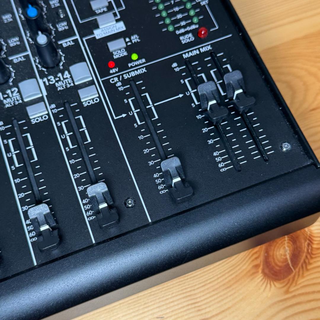週末セール！ MACKIE 1402VLZ4 アナログミキサー