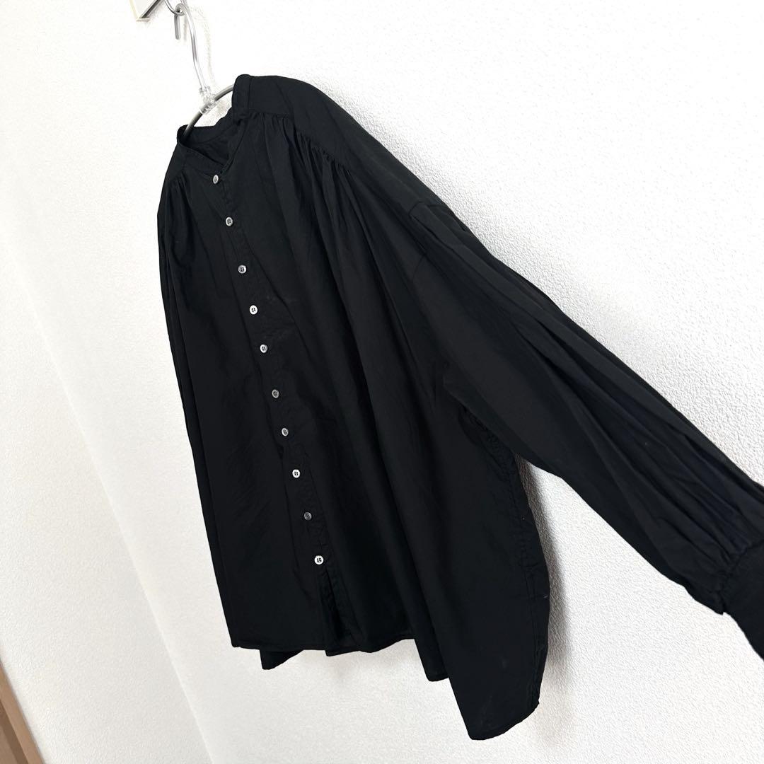 【 ユニヴァーサルティシュ 】　黒　タイプライター　シャーリング　ブラウス