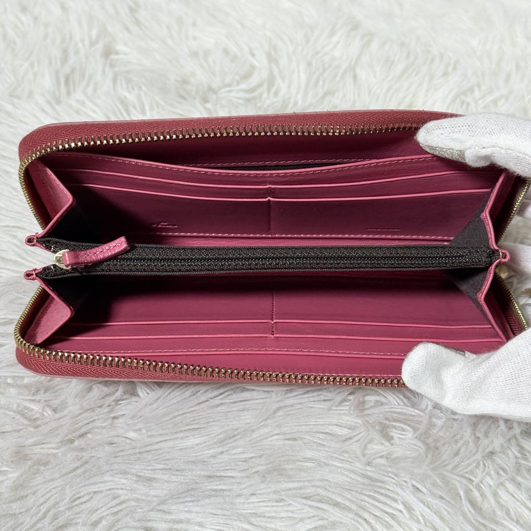 未使用級✨FENDI フェンディ レザー　長財布　金具ロゴ　ピンク
