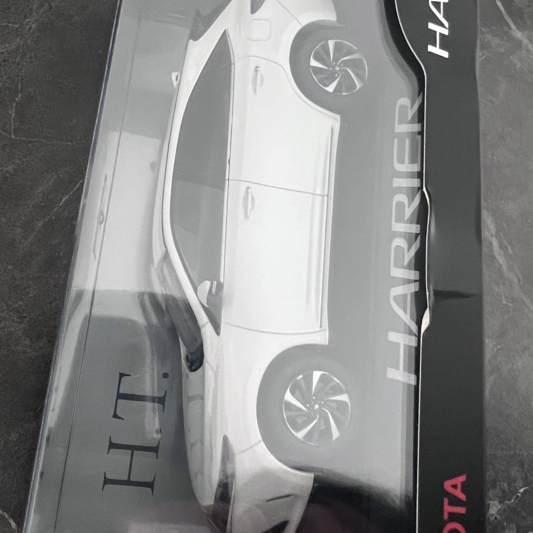 トヨタ ハリアー ミニカー 1/30スケール ホワイトパール　非売品