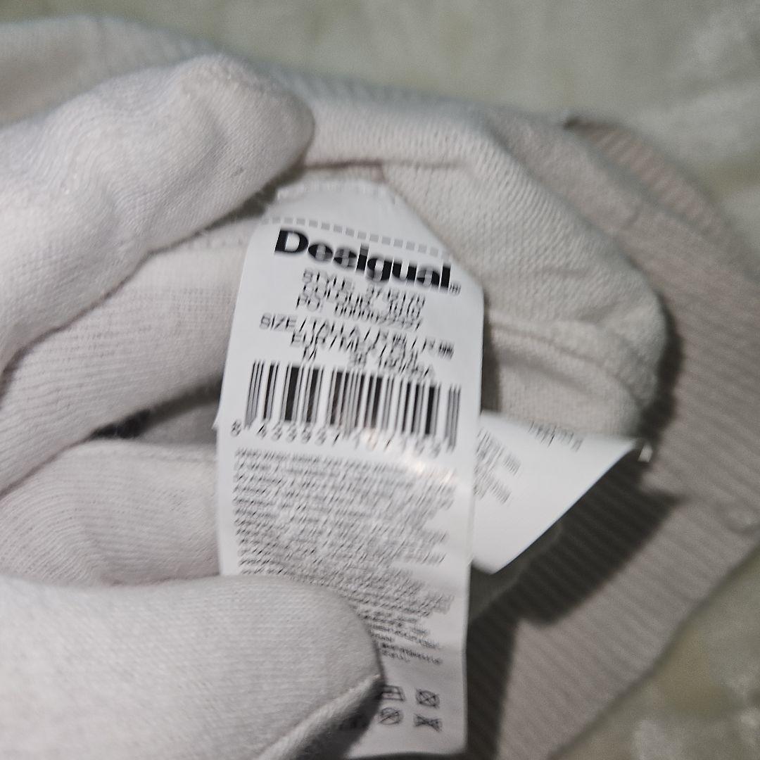 【人気⭐Desigual】白 模様 緑 赤 ニット セーター サイズM 【人気⭐Desigual】白 模様 緑 赤 ニット セーター サイズM