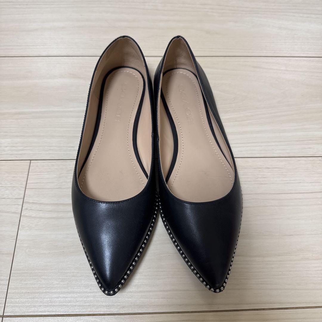 COACH パンプス スタッズ付き黒ポインテッドトゥシューズ 22.5cm