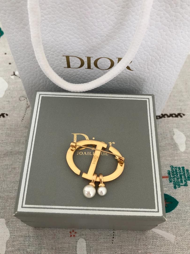 匿名配送 DIOR ブローチ 超美品パール付き 匿名配送 DIOR ブローチ 超美品パール付き