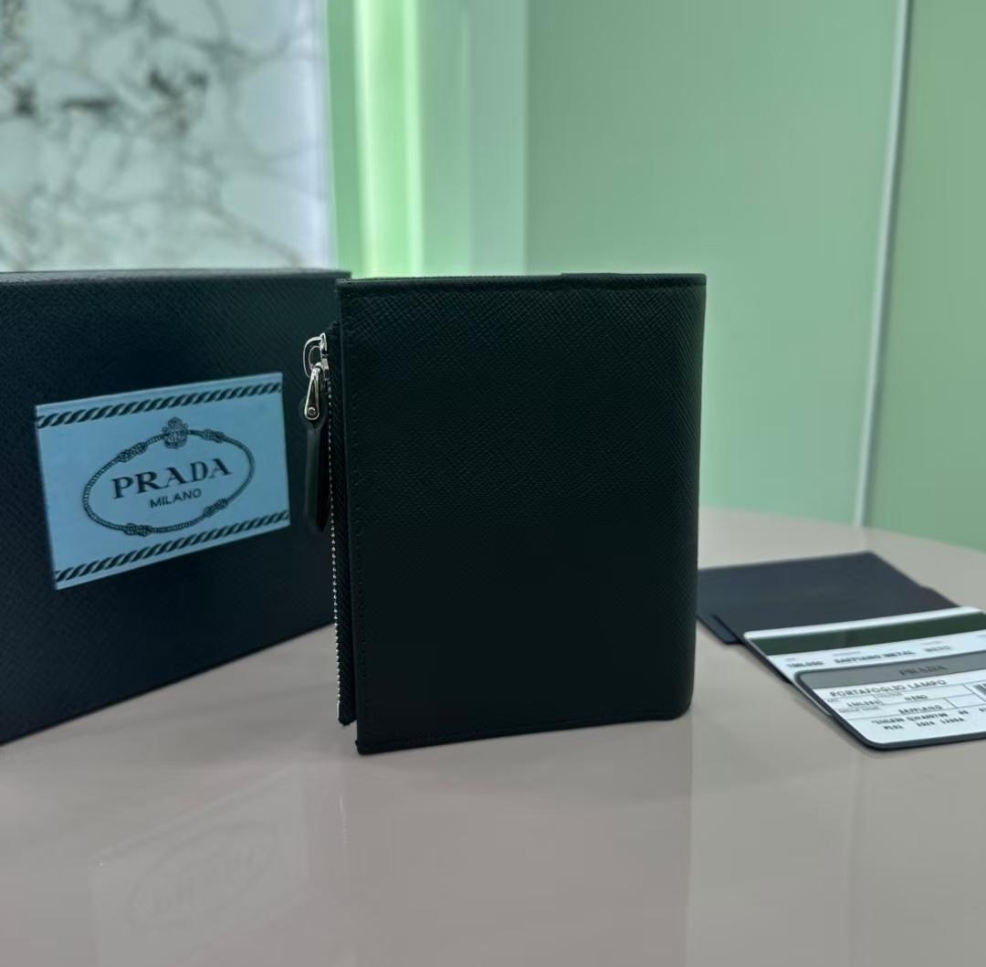 PRADA サフィアーノトライアングル