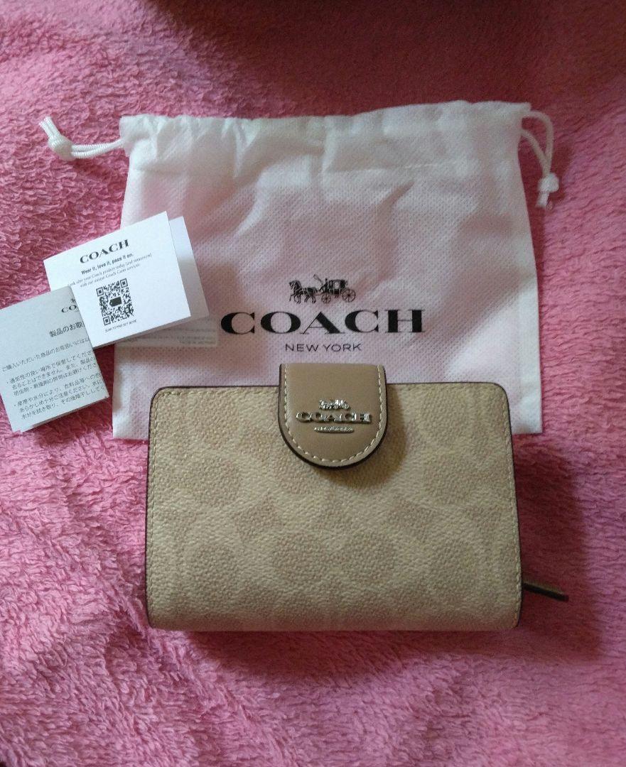COACH ベージュ 二つ折り財布 保存袋付き - メルカリ