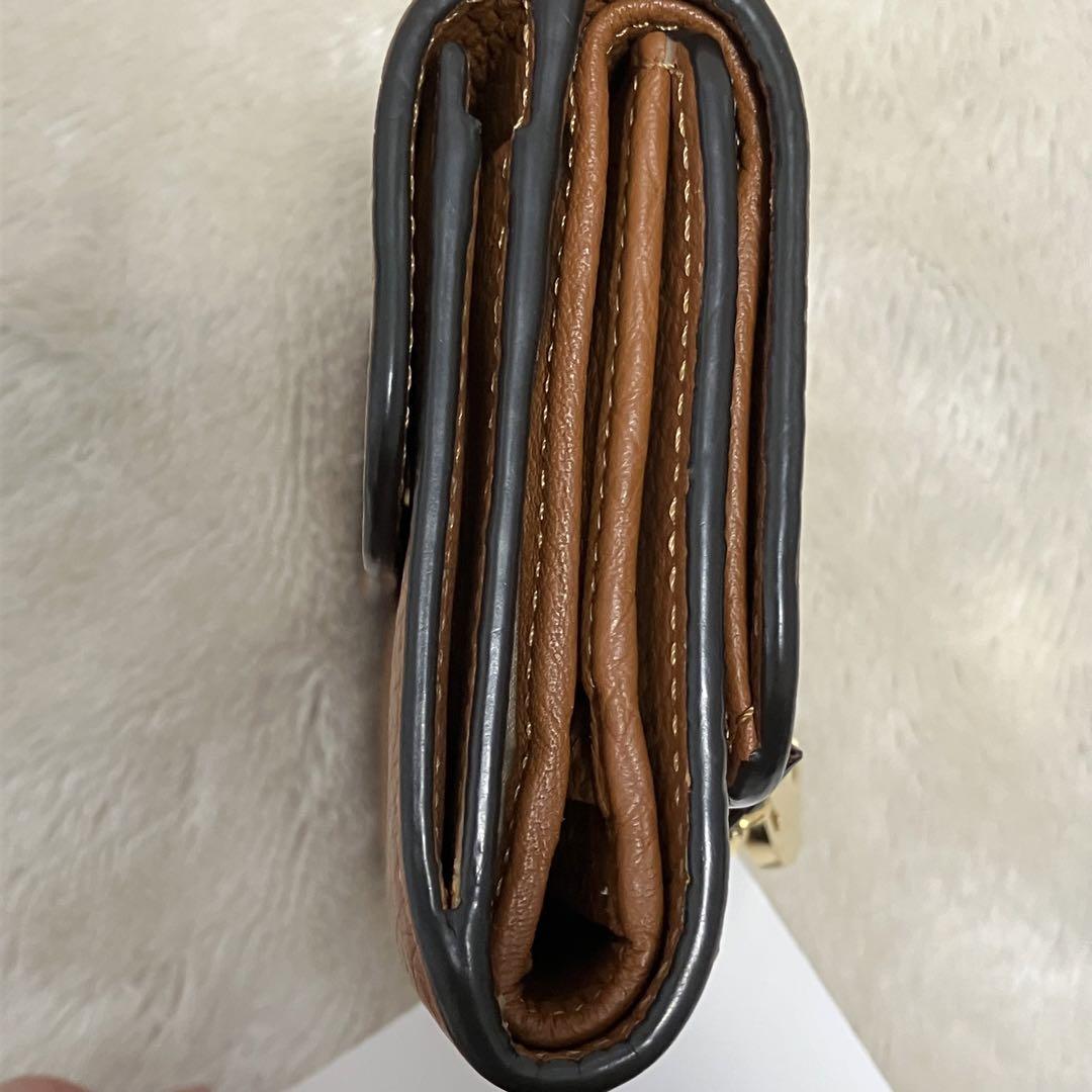 Chloe アルファベット スモール トリフォールド ブラウン Cチャーム