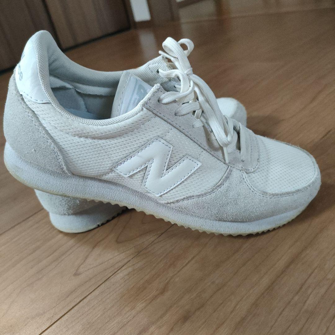NewBalance ホワイトスニーカー - メルカリ