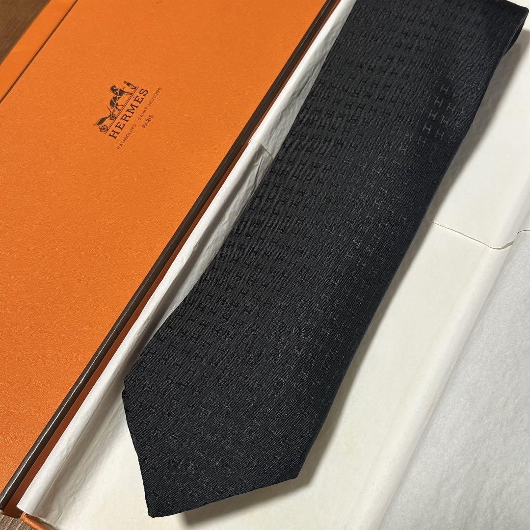 男性に人気！ 極美品 黒 箱付き フランス製 Hロゴシルク ネクタイ エルメス 小物