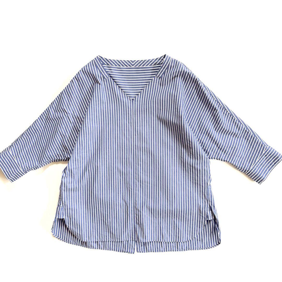 美品 グリーンレーベルリラクシング Vネックバックボタンブラウス 青白