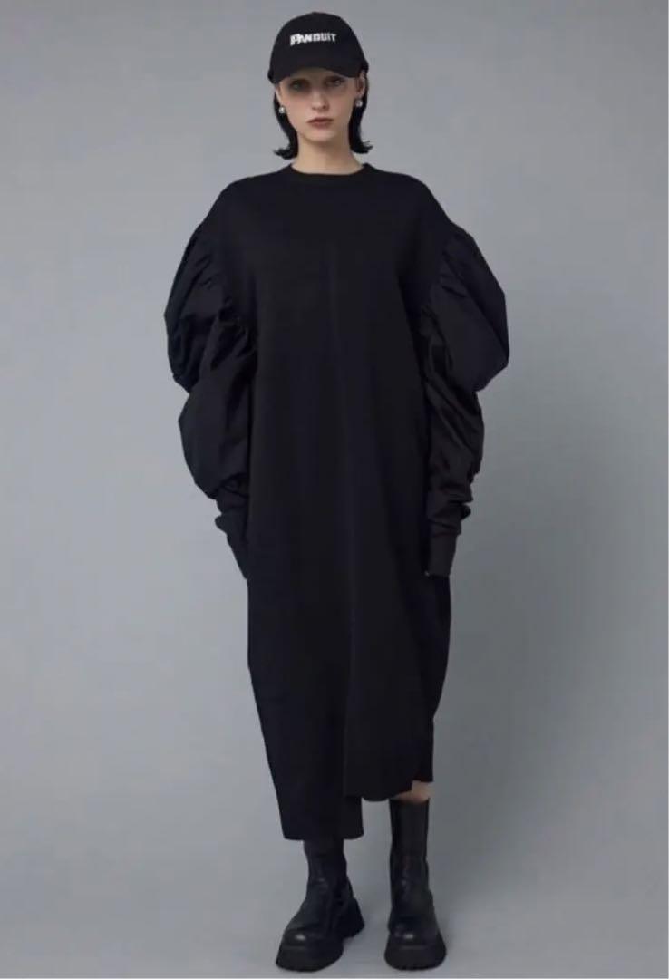 HeRIN.CYE ヘリンドットサイ ボリュームスリーブブラック HeRIN.CYE（ヘリンドットサイ）の「Ponte volume sleeve tops