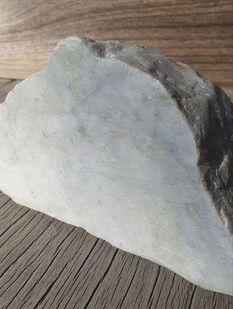 糸魚川翡翠　原石　1030g 透過良し (商品ID:ij-1)