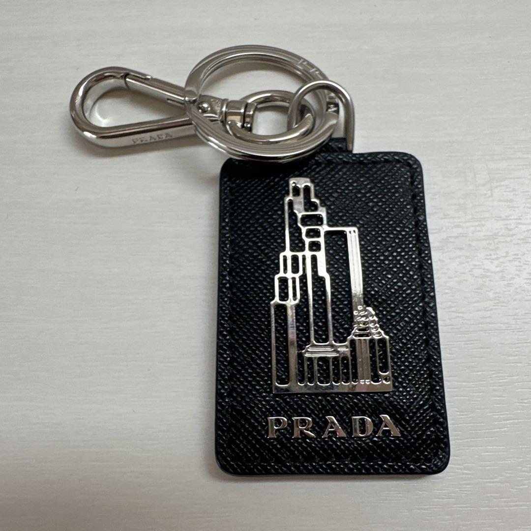 超人気の雑貨店 正規品】【新品未使用】PRADA ブラックレザー キーホルダー 小物