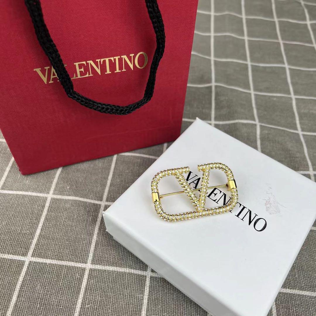 VALENTINO Vロゴ シグネチャー クリスタル ブローチ　ブローチ 5,460円