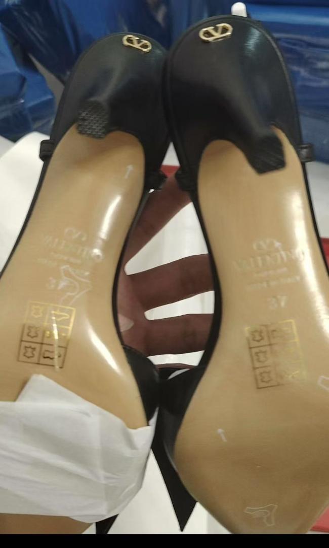 ヴァレンティノ リボン付き黒ポインテッドトゥパンプス 37 ヴァレンティノ リボン付き黒ポインテッドトゥパンプス 37