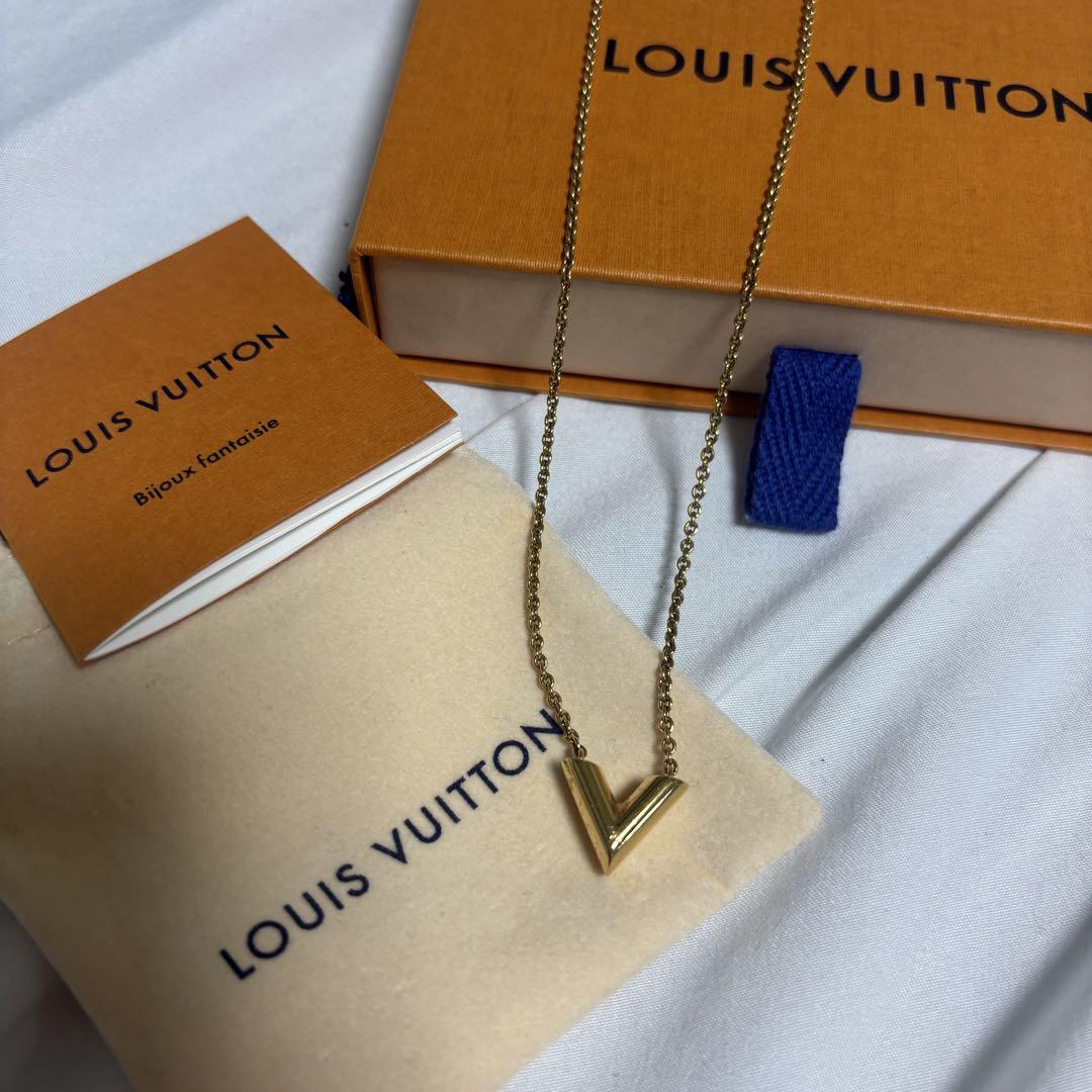 Louis Vuitton V字型　ネックレス 正規品】LOUIS VUITTON V字型ネックレス エシェンシャルv - メルカリ