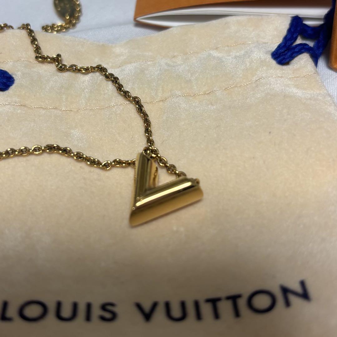 Louis Vuitton V字型　ネックレス 正規品】LOUIS VUITTON V字型ネックレス エシェンシャルv - メルカリ
