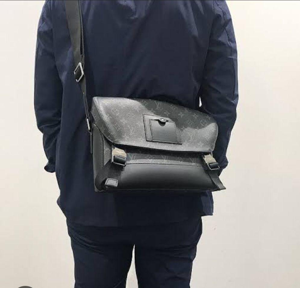 ヴィトン 国内正規品モノグラム エクリプス メッセンジャー ヴォワヤージュPM