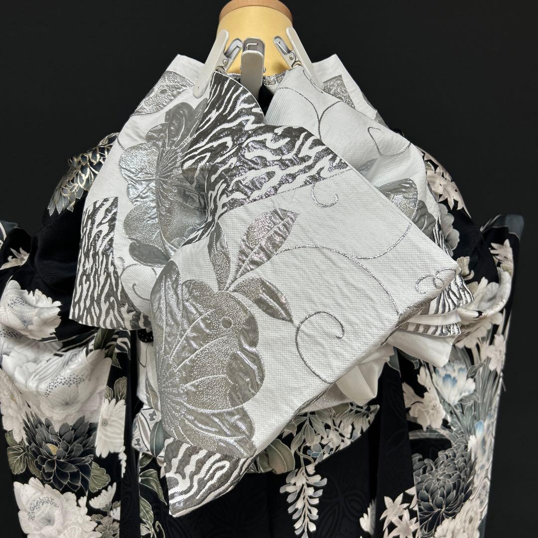 黒地のクールな牡丹や菊、流水の振袖フルセット 黒地のクールな牡丹や菊、流水の振袖フルセット