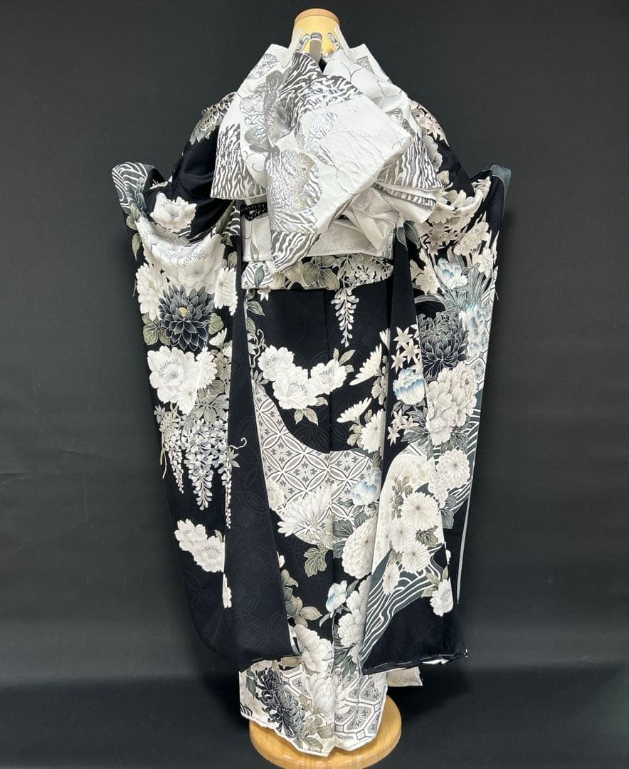 黒地のクールな牡丹や菊、流水の振袖フルセット 黒地のクールな牡丹や菊、流水の振袖フルセット
