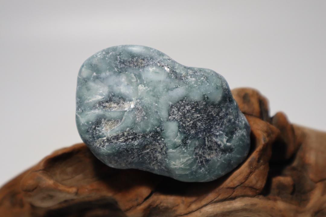 糸魚川翡翠原石【圧砕】128ｇ