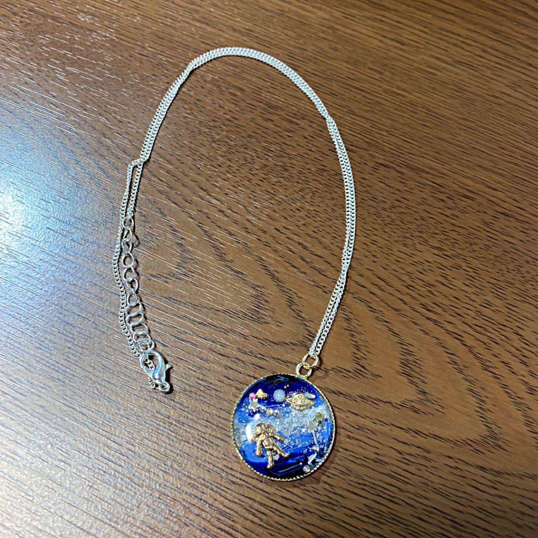 宇宙柄】ハンドメイド ネックレス ペンダント【星座】 - メルカリ 宇宙柄】ハンドメイド ネックレス ペンダント【星座】 - メルカリ
