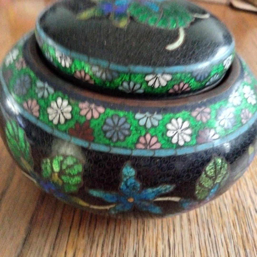 ヴィンテージ七宝焼きの小物入れ。