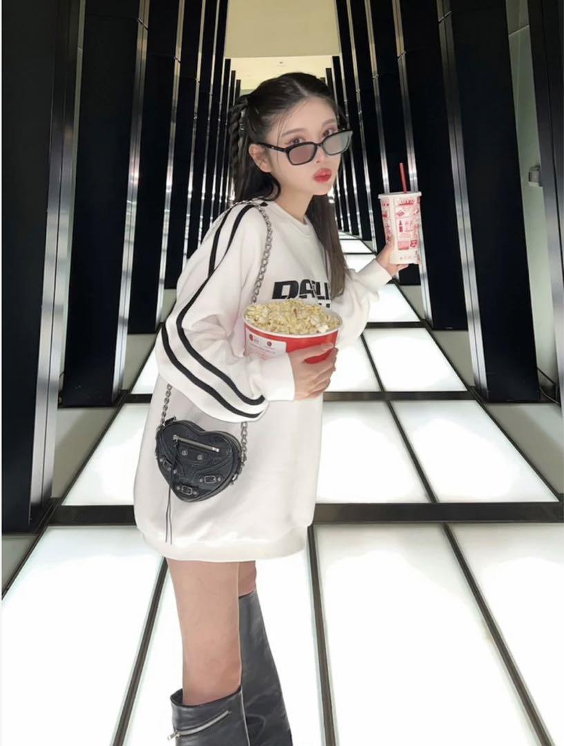 【新品、タグ付き❣️】Ｄａｒｉｃｈ　チェッカーグラフィックプルオーバー（ホワイト）