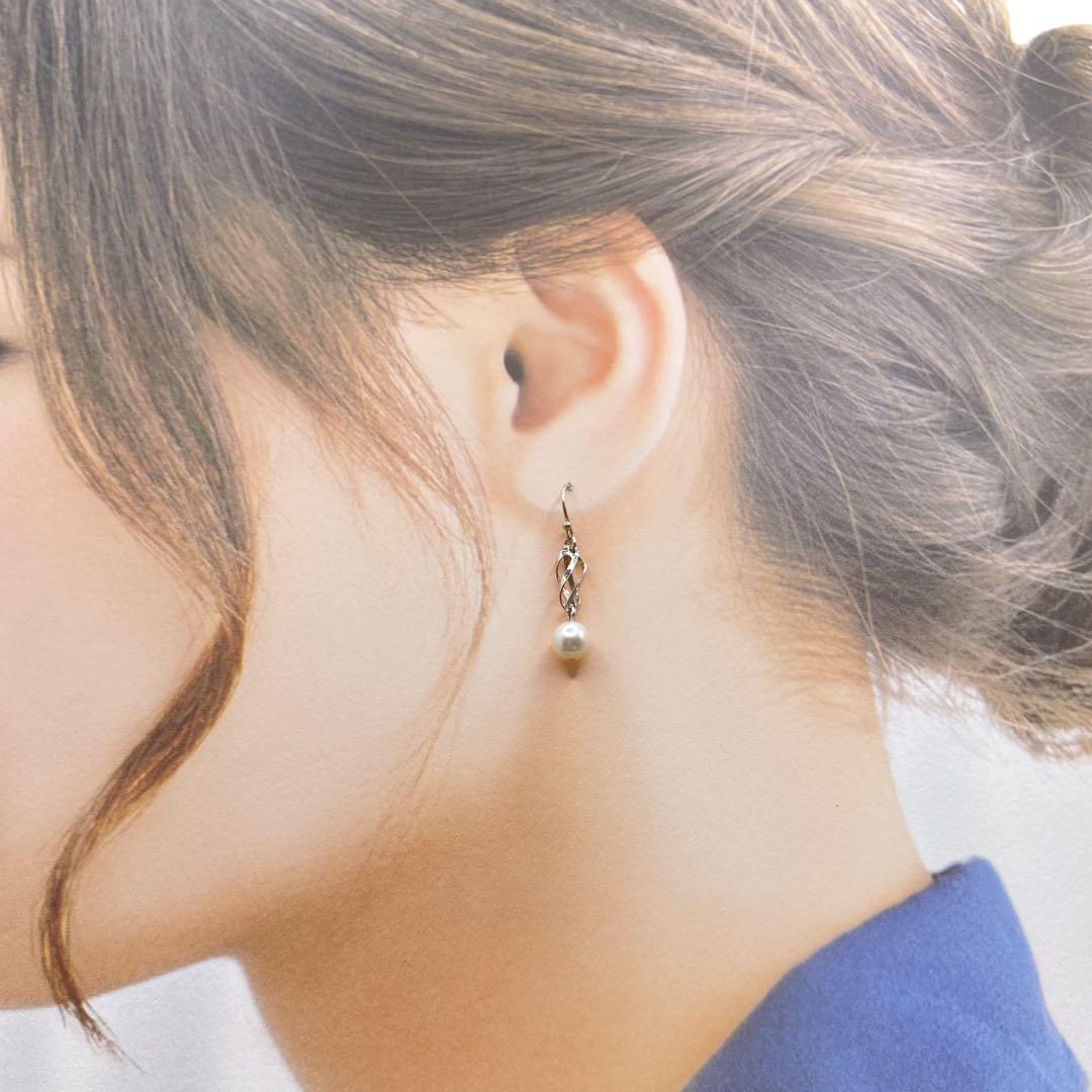 スパイラルのデザインが素敵✨プラチナ✨国内産あこや5.8㎜✨3.9㎝ピアス